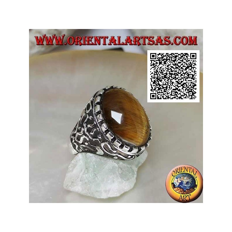 Anello in argento con occhio di tigre ovale cabochon grande contornato da decorazioni mistiche in bassorilievo