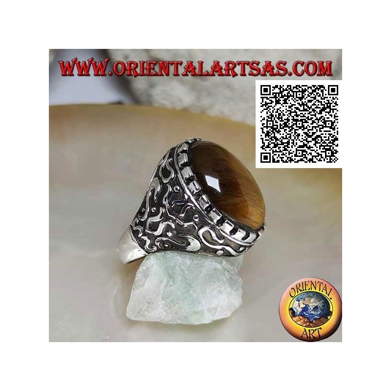 Bague en argent avec grand cabochon ovale oeil de tigre entouré de décorations mystiques en bas-relief