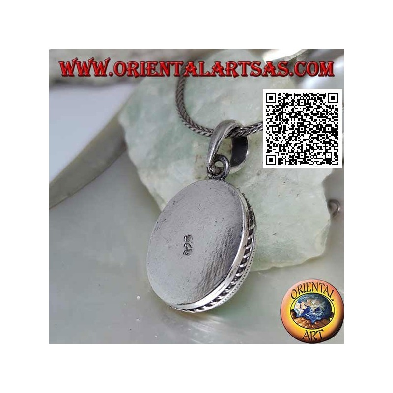 Pendentif en argent avec turquoise ovale naturelle entourée de lignes entrelacées et hélicoïdales