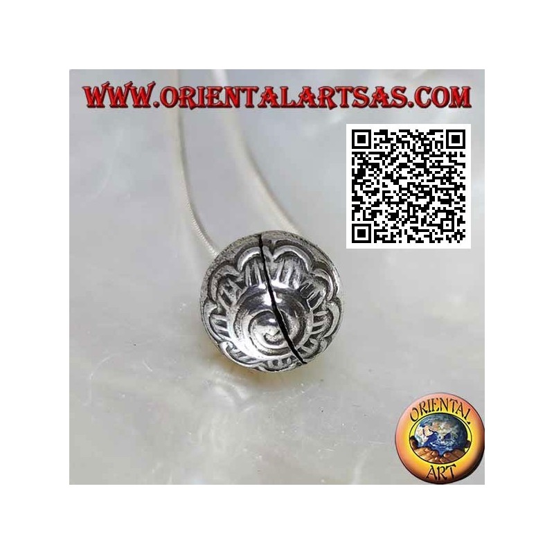 Colgante pequeño de plata "Call Angels" con decoraciones grabadas, estilo Karen