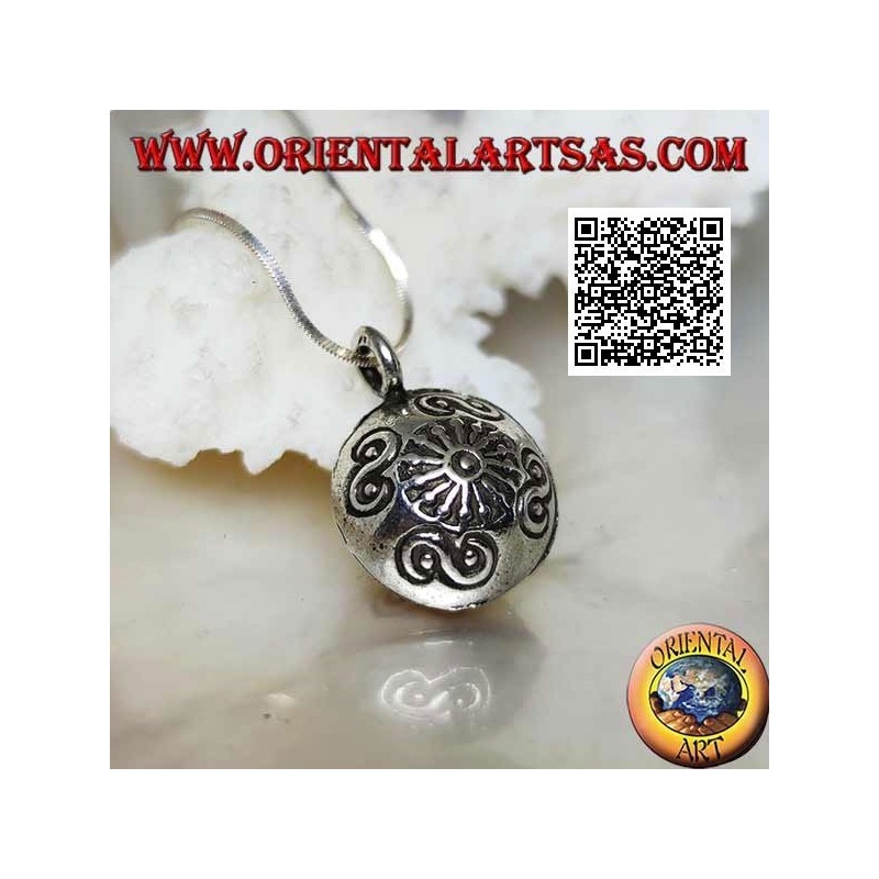 Ciondolo in argento "Chiama Angeli" a sfera schiacciata con decorazioni incise, stile Karen