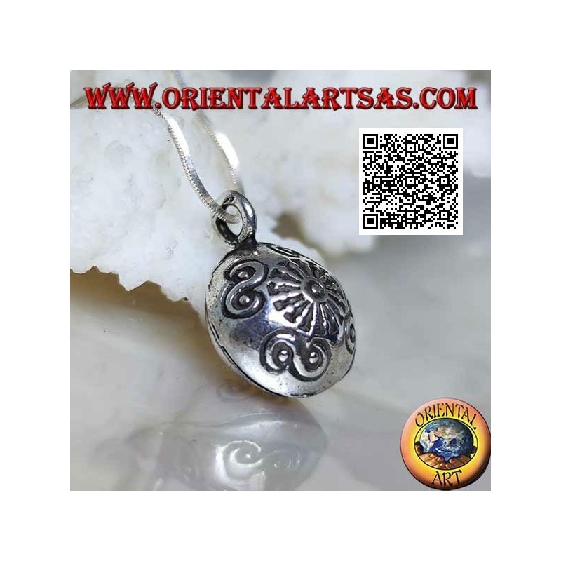 Ciondolo in argento "Chiama Angeli" a sfera schiacciata con decorazioni incise, stile Karen