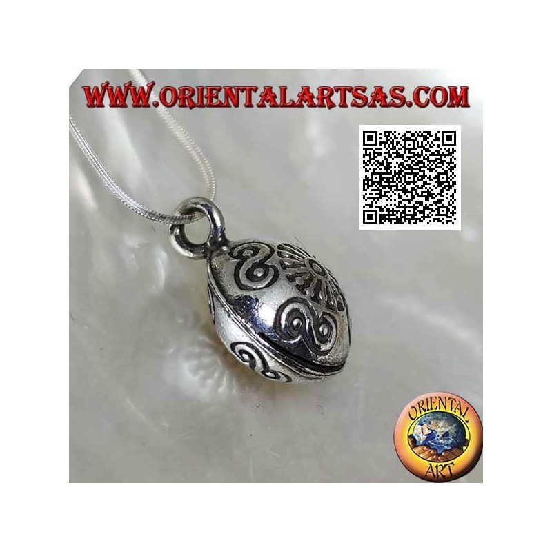 Pendentif "Chiama Angeli" en argent avec sphère aplatie et décorations gravées, style Karen