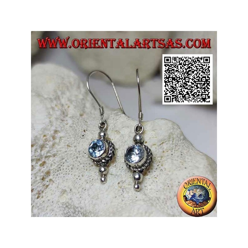 Boucles d'oreilles pendantes en argent avec aigue-marine ronde naturelle entourée d'un entrelacement de trois boules