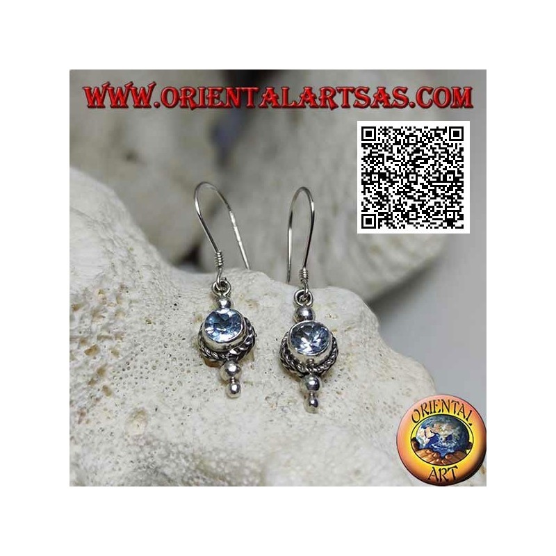 Boucles d'oreilles pendantes en argent avec aigue-marine ronde naturelle entourée d'un entrelacement de trois boules