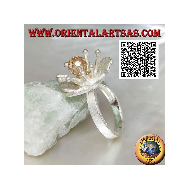 Anello in argento satinato a forma di fiore con con anemone di mare e zircone citrino centrale