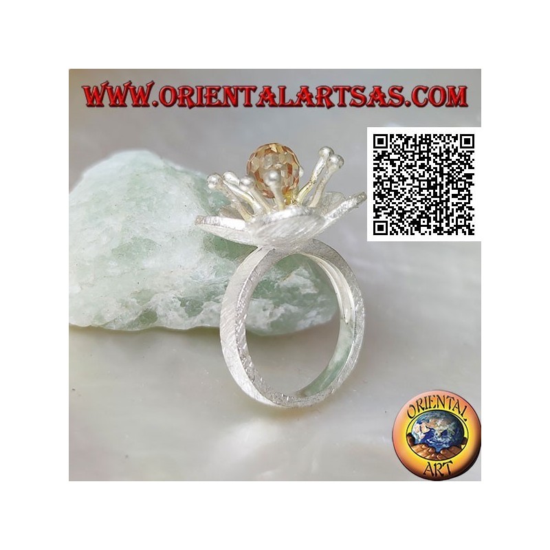 Anillo de plata satinada en forma de flor con anémona de mar y circonita citrina central