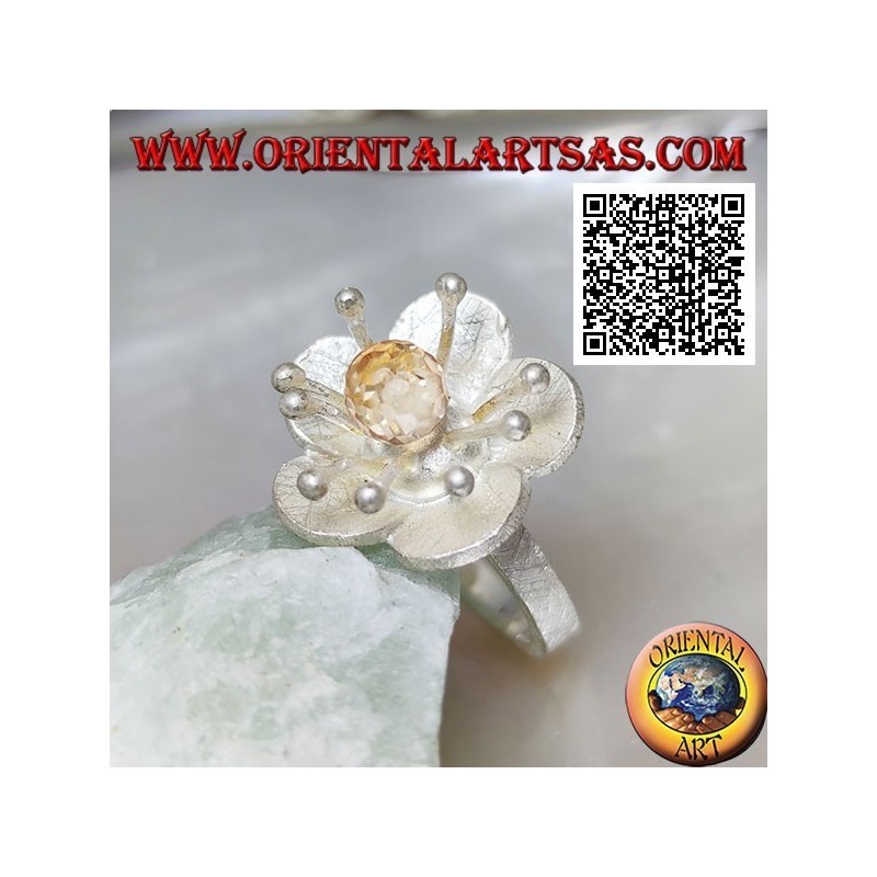 Anello in argento satinato a forma di fiore con con anemone di mare e zircone citrino centrale