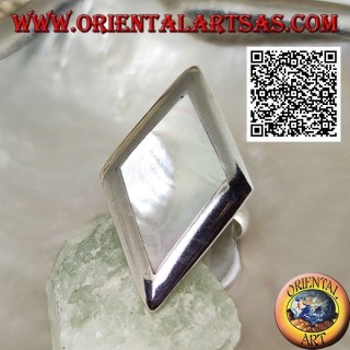 Rhomboidal silver ring with mother-of-pearl set on a smooth edge