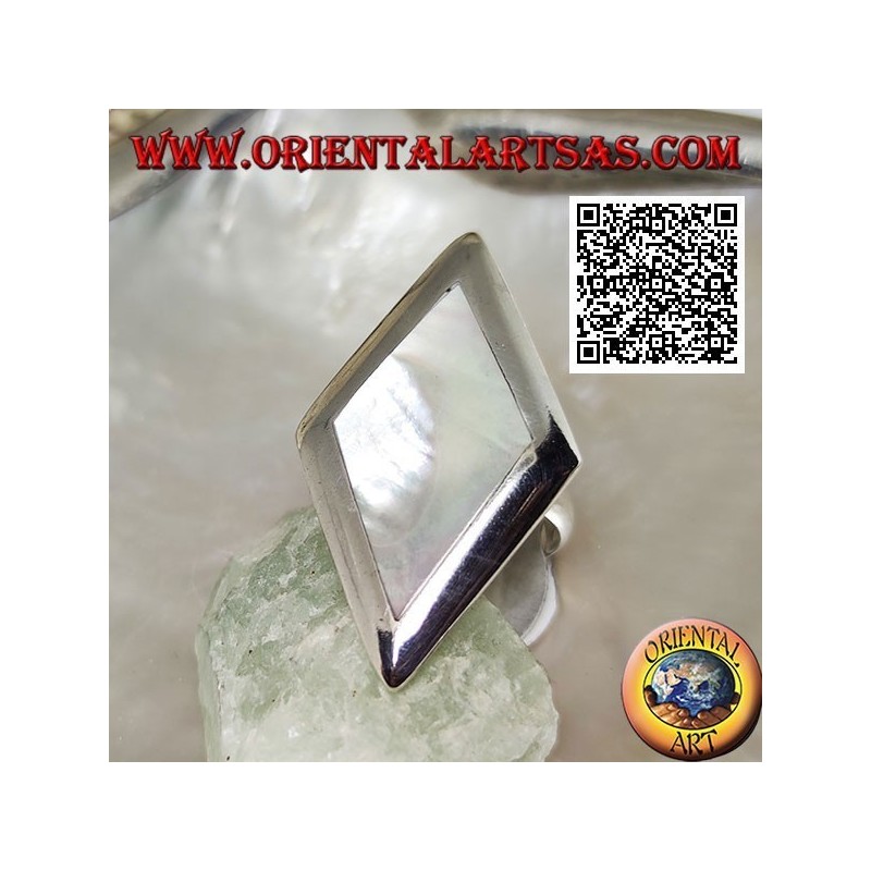 Bague en argent rhomboïdal avec nacre sertie sur un bord lisse