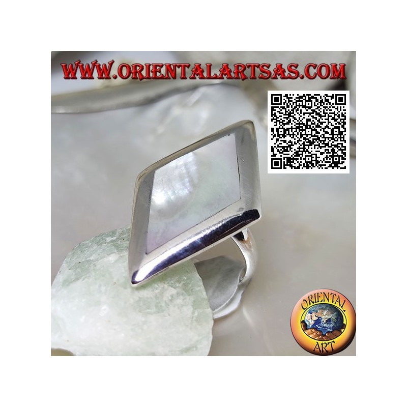 Anello in argento romboidale con madreperla incastonata a filo bordo liscio