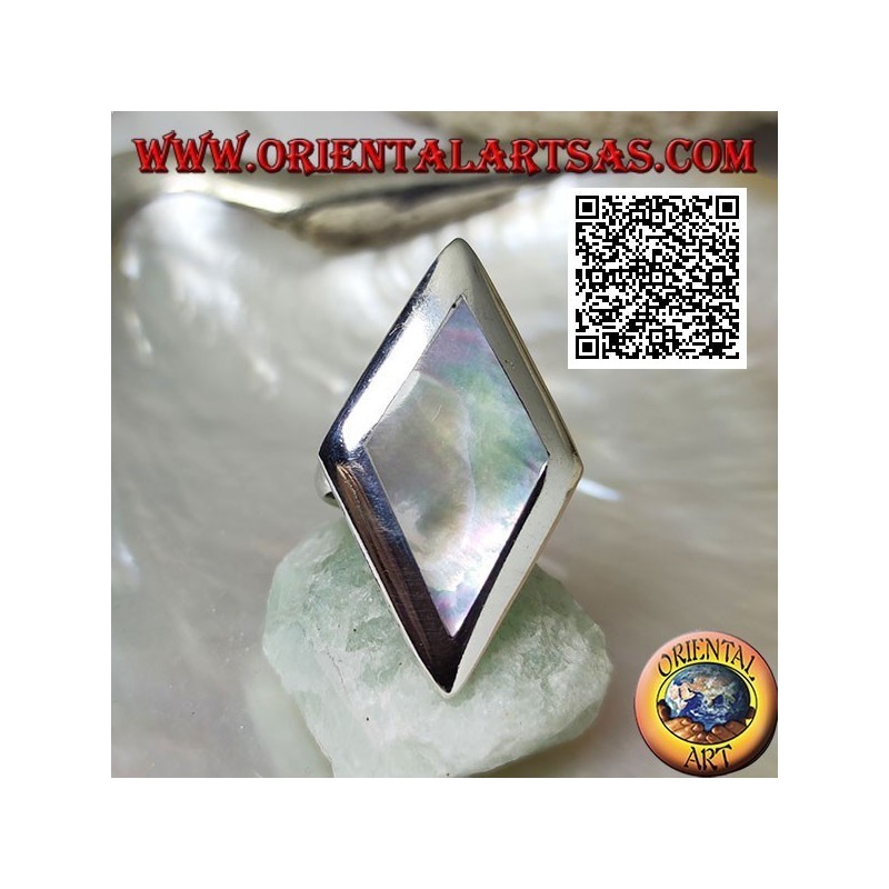 Bague en argent rhomboïdal avec nacre sertie sur un bord lisse