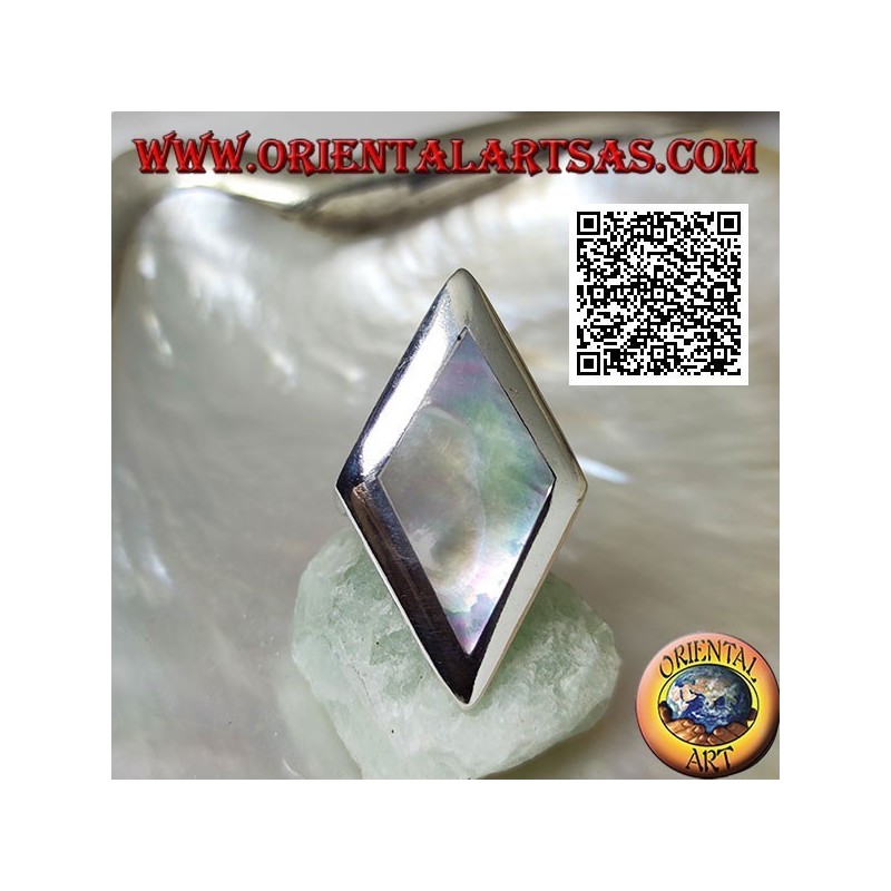 Rhomboidaler Silberring mit Perlmutt an einer glatten Kante