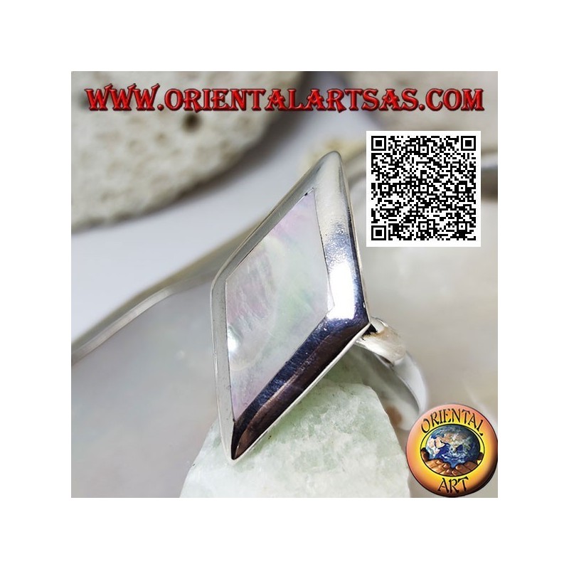 Bague en argent rhomboïdal avec nacre sertie sur un bord lisse