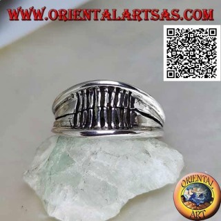 Smooth growing band silver ring with protruding edge and vertically engraved lines