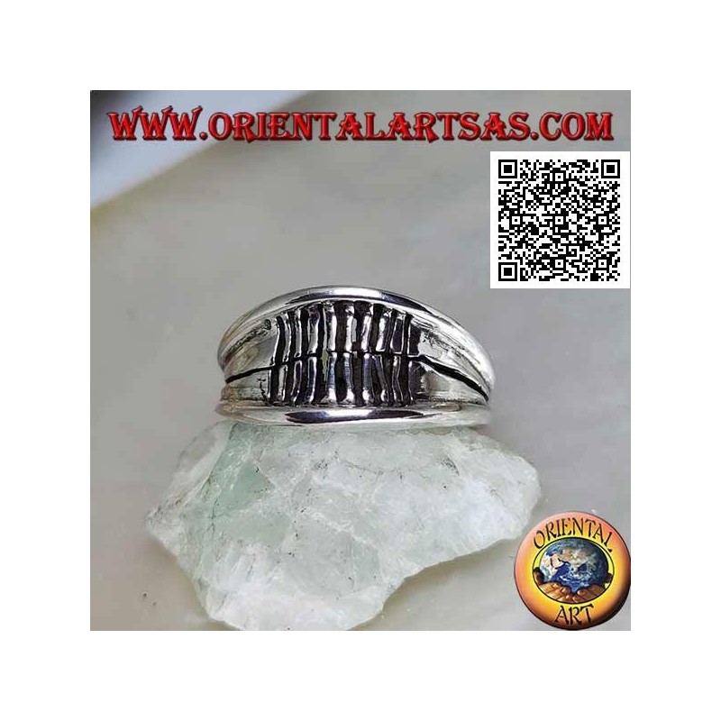 Anillo de plata con banda de crecimiento suave con borde saliente y líneas grabadas verticalmente