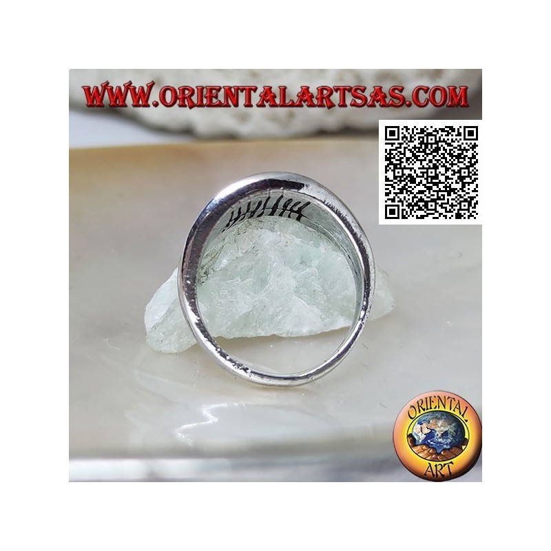 Anillo de plata con banda de crecimiento suave con borde saliente y líneas grabadas verticalmente