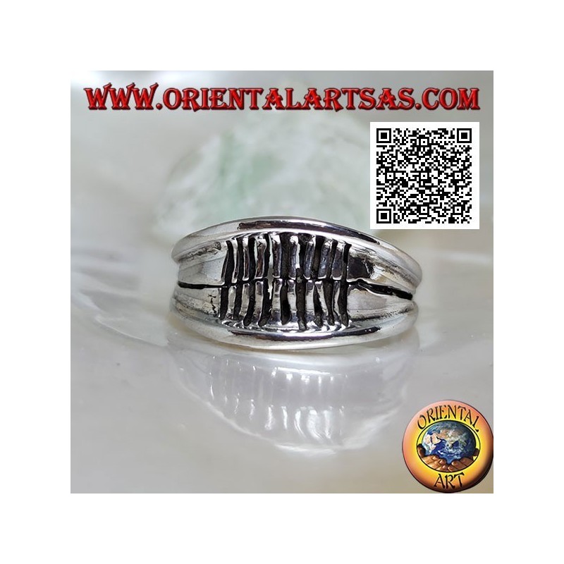 Smooth growing band silver ring with protruding edge and vertically engraved lines