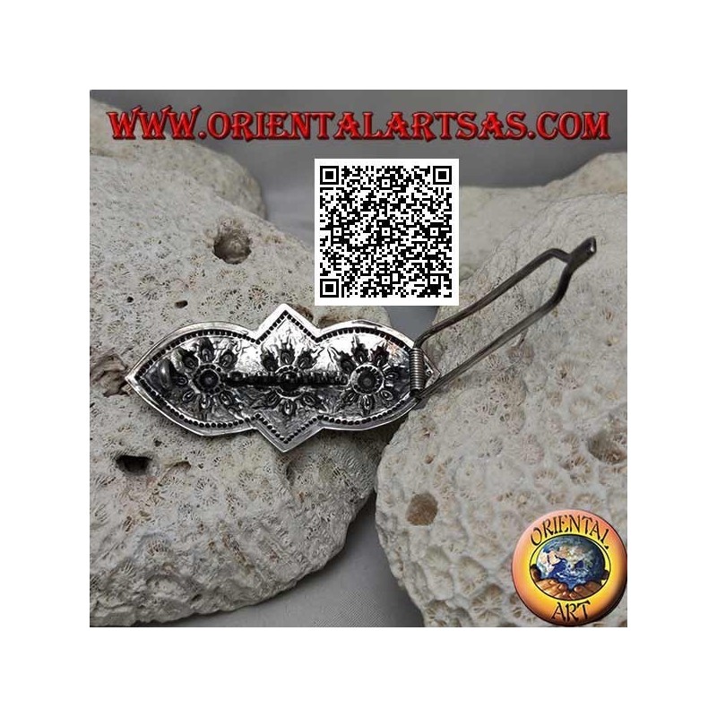 Three daisy chiseled silver hair clip with comb and snap closure (1 tip)