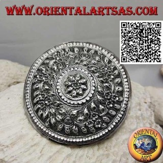 Bouclier ciselé en argent à décor floral avec fleur centrale (fermeture par clip métallique)