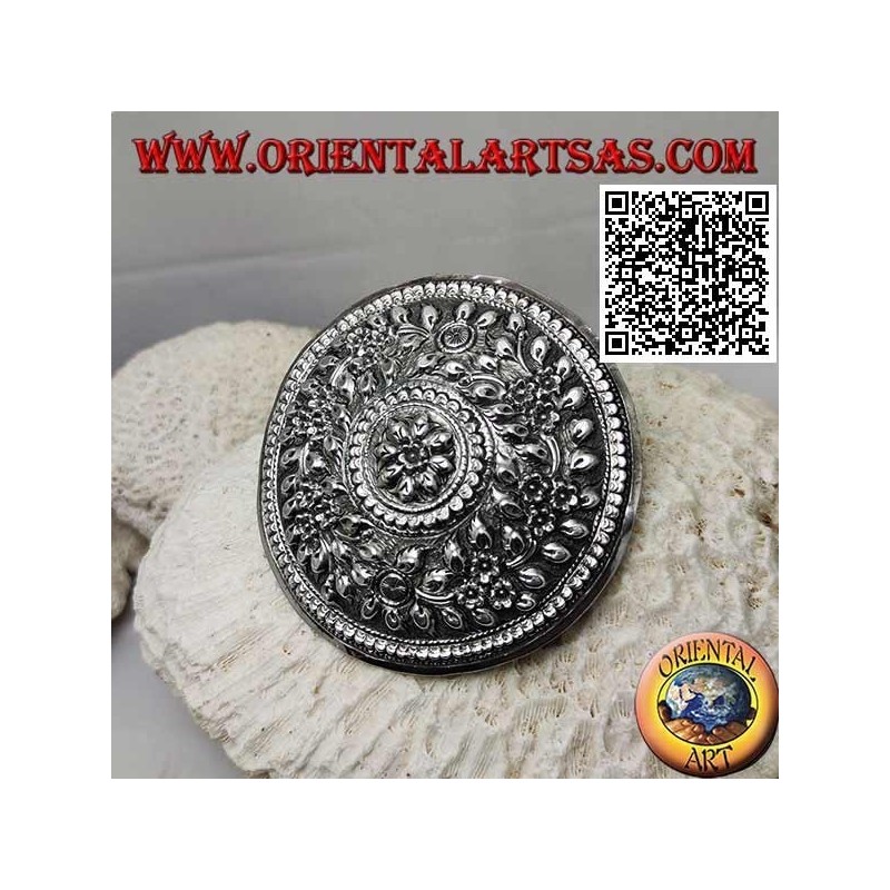 Silber gemeißelter Schild mit Blumendekor mit zentraler Blume (Metallclipverschluss)