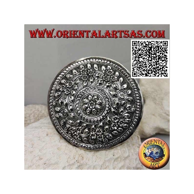 Silber gemeißelter Schild mit Blumendekor mit zentraler Blume (Metallclipverschluss)