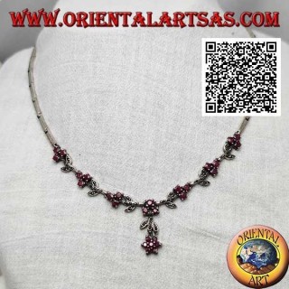 Collar en gargantilla semirrígida de plata 925 ‰ con flores de marcasita y trío de rubíes redondos naturales