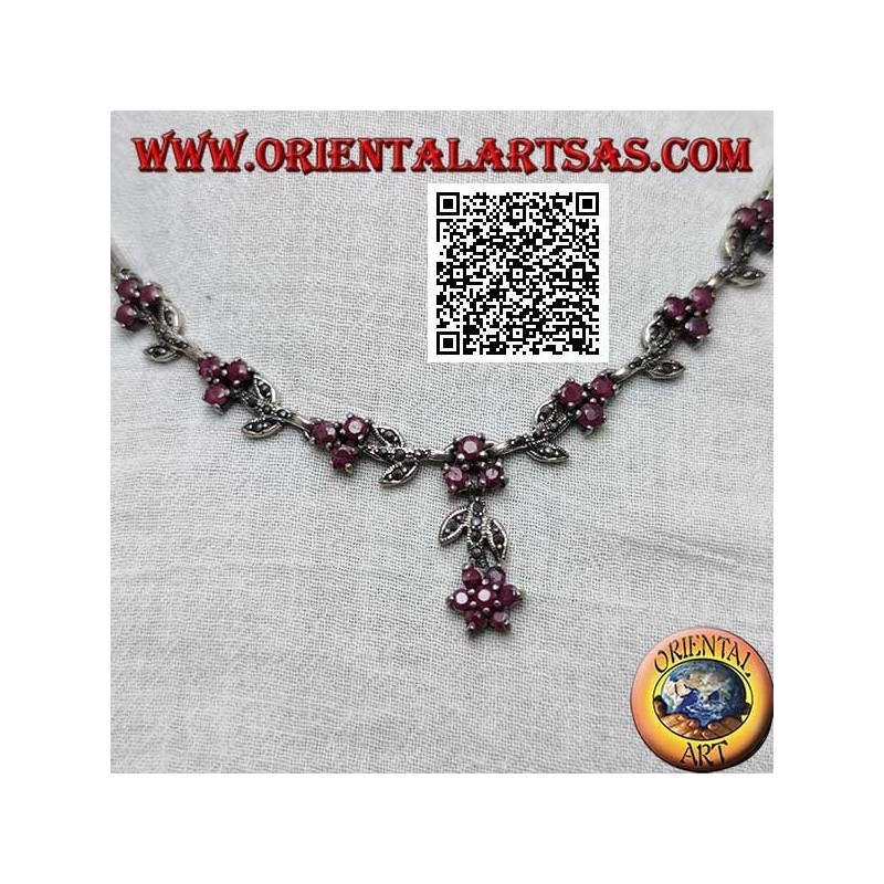 Collar en gargantilla semirrígida de plata 925 ‰ con flores de marcasita y trío de rubíes redondos naturales