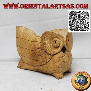 Sculpture d'une chouette trois quarts à l'aile déployée en bois d'hibiscus