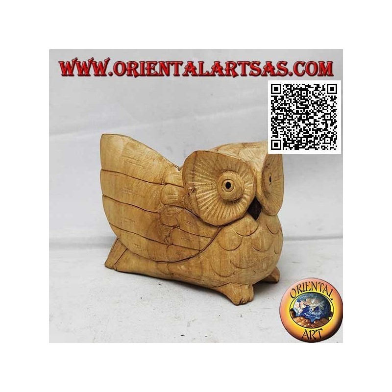 Escultura de un búho de tres cuartos con un ala extendida en madera de hibisco