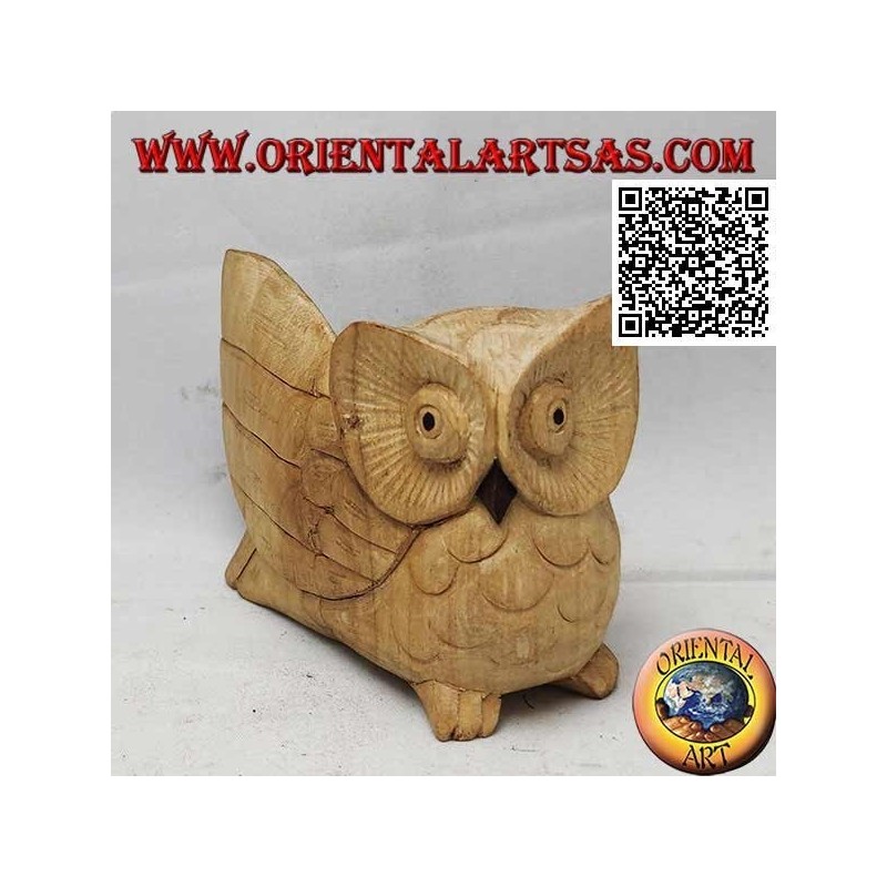 Escultura de un búho de tres cuartos con un ala extendida en madera de hibisco