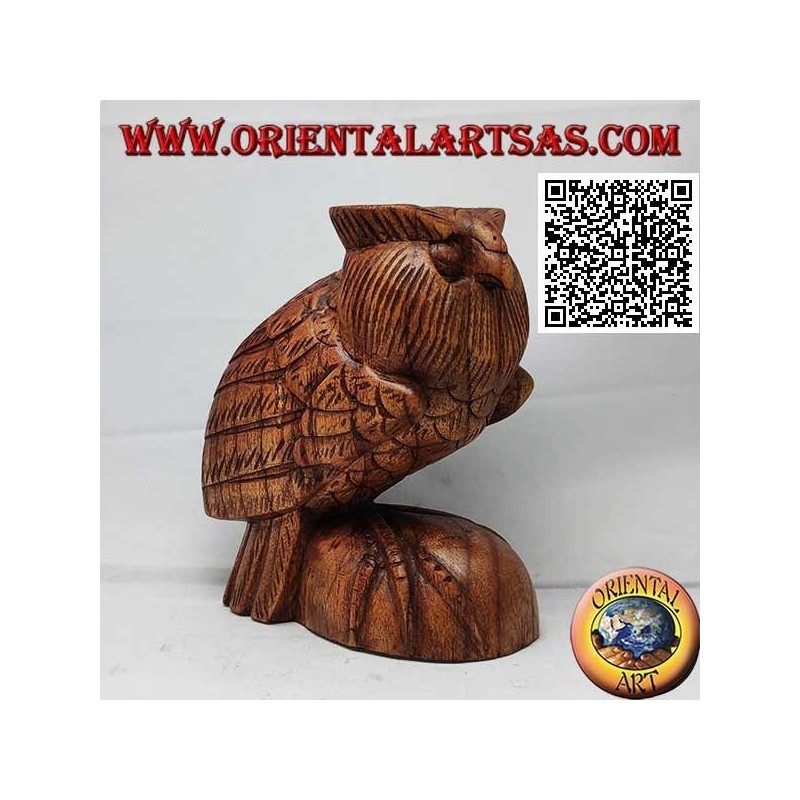 Escultura de un búho en posición vertical sobre sus patas, tallada a mano en madera de suar de 16 cm.