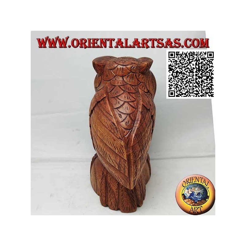 Scultura di una civetta in posizione retta sulle zampe intagliata a mano in legno di suar da 16 cm