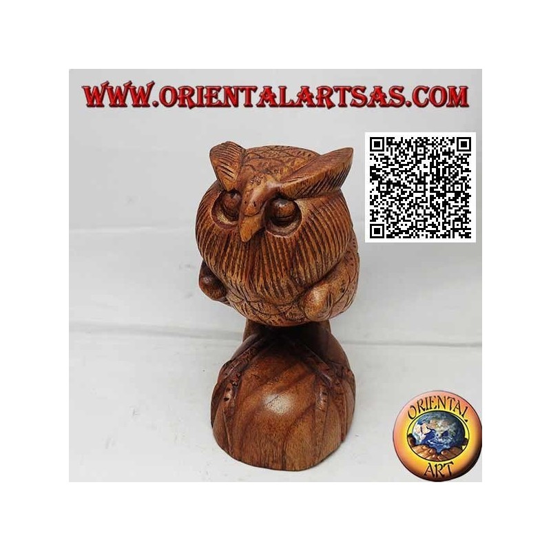 Scultura di una civetta in posizione retta sulle zampe intagliata a mano in legno di suar da 16 cm
