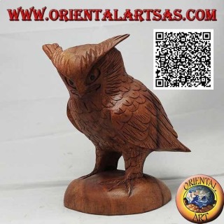 Escultura de un búho real de pie sobre sus patas tallada a mano en madera de suar de 17 cm.