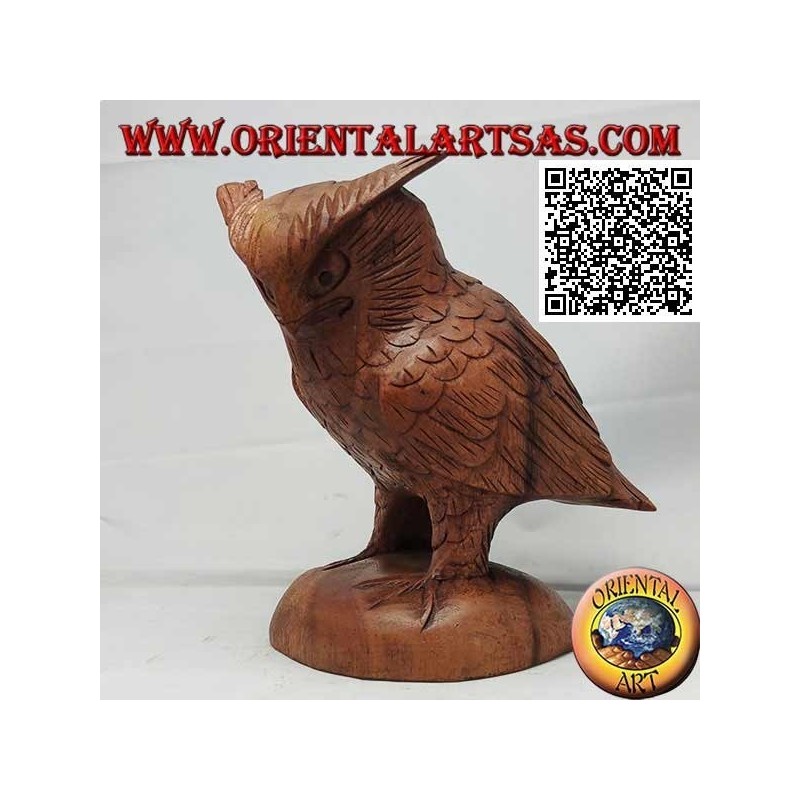 Sculpture d'un hibou grand-duc debout sur ses pattes sculpté à la main dans du bois de suar de 17 cm