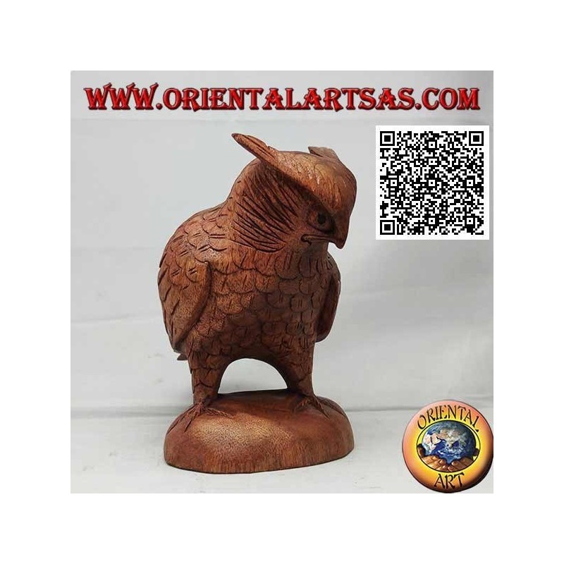 Skulptur einer Uhu, die aufrecht auf ihren Pfoten steht und handgeschnitzt in Suarholz von 17 cm ist
