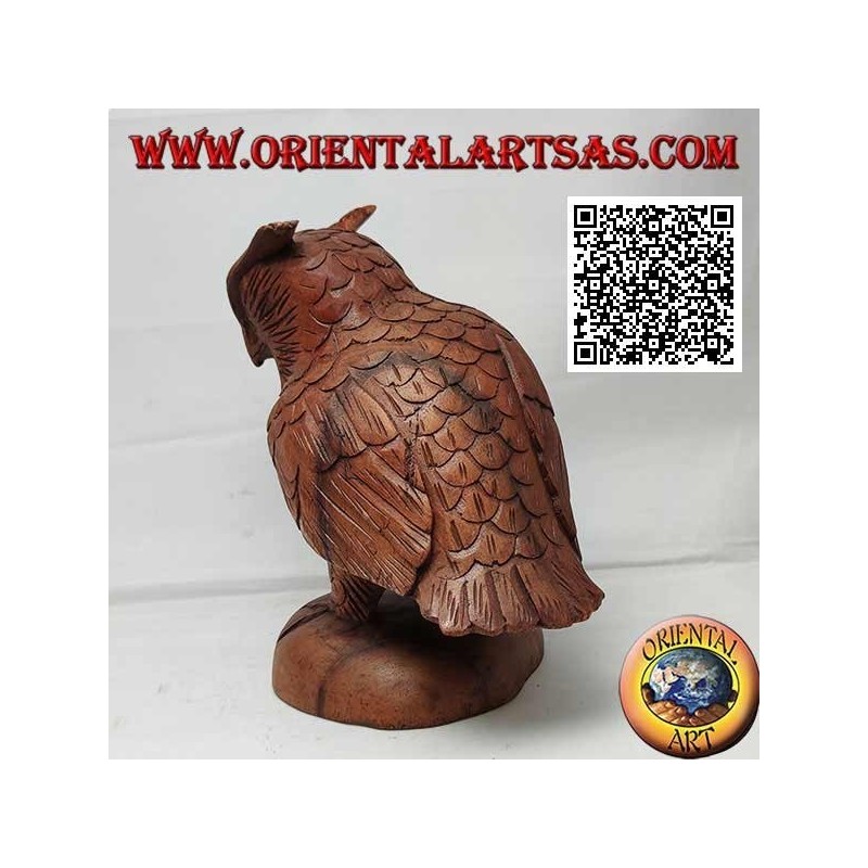 Sculpture d'un hibou grand-duc debout sur ses pattes sculpté à la main dans du bois de suar de 17 cm