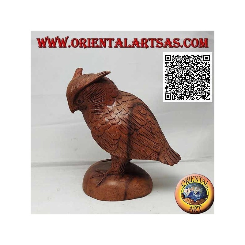 Escultura de un búho real de pie sobre sus patas tallada a mano en madera de suar de 17 cm.