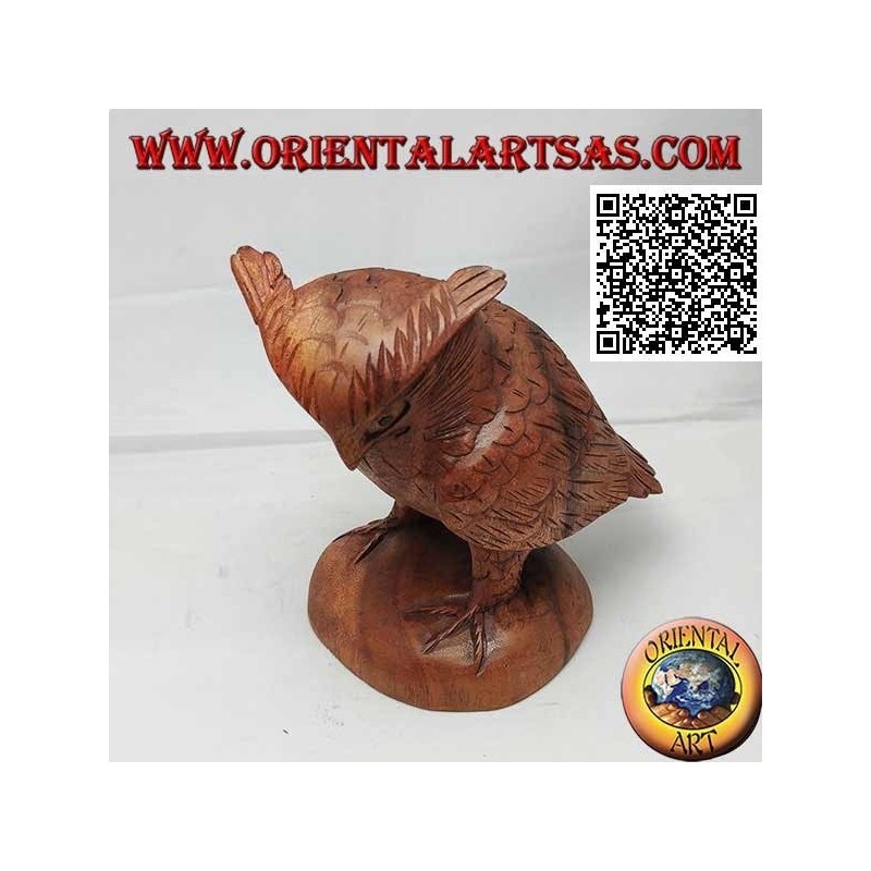 Escultura de un búho real de pie sobre sus patas tallada a mano en madera de suar de 17 cm.
