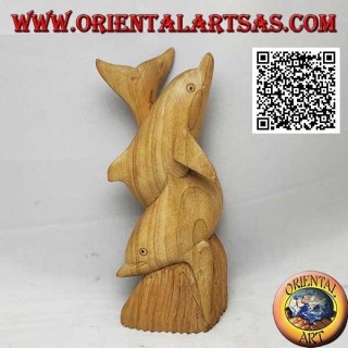 Escultura de una pareja de delfines retorcidos sobre un arrecife de madera de hibisco de 19 cm