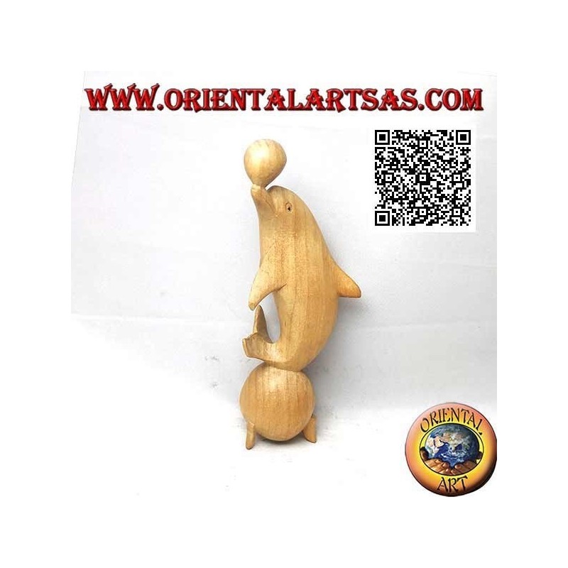 Sculpture d'un dauphin jonglant entre deux boules en bois d'hibiscus de 20 cm