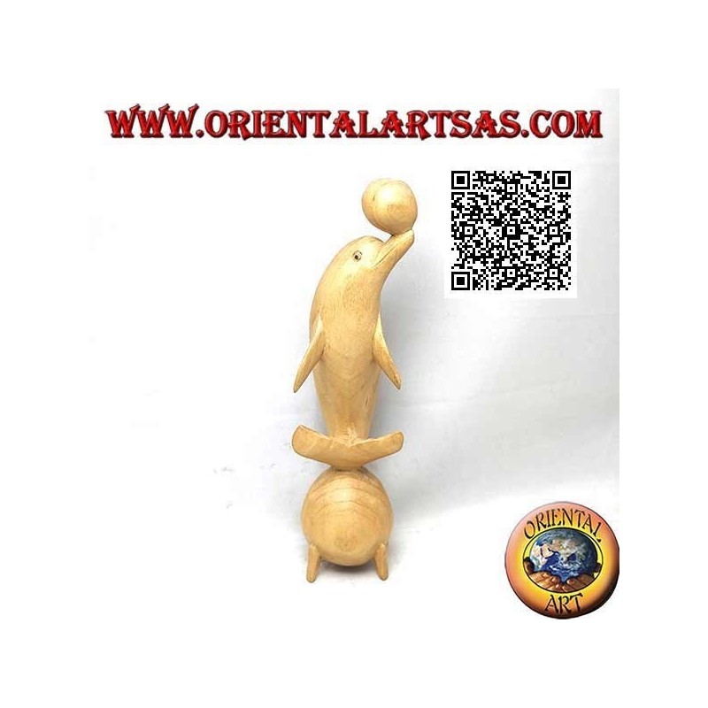 Escultura de un delfín haciendo malabares entre dos bolas de madera de hibisco de 20 cm