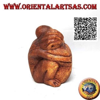 10 cm Skulptur eines Paares in einer tröstlichen Umarmung aus Suarholz