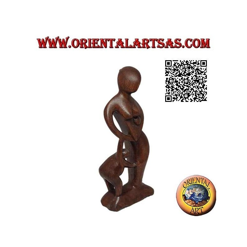 Escultura de una madre con un niño en la mano y un bebé en su regazo en madera de suar de 20 cm.