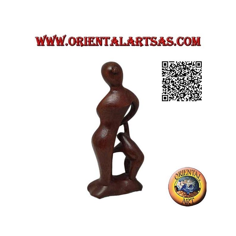 Escultura de una madre con un niño en la mano y un bebé en su regazo en madera de suar de 20 cm.