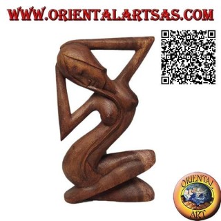 Scultura di una donna sensuale nuda a gambe incrociate e capelli lunghi, in legno di suar da 21 cm