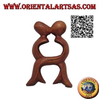 Sculpture of the kiss of a couple with intersected legs in suar wood of 10 cm