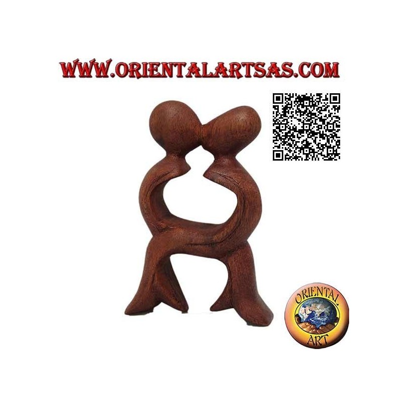 Escultura del beso de una pareja con piernas cruzadas en madera de suar de 10 cm