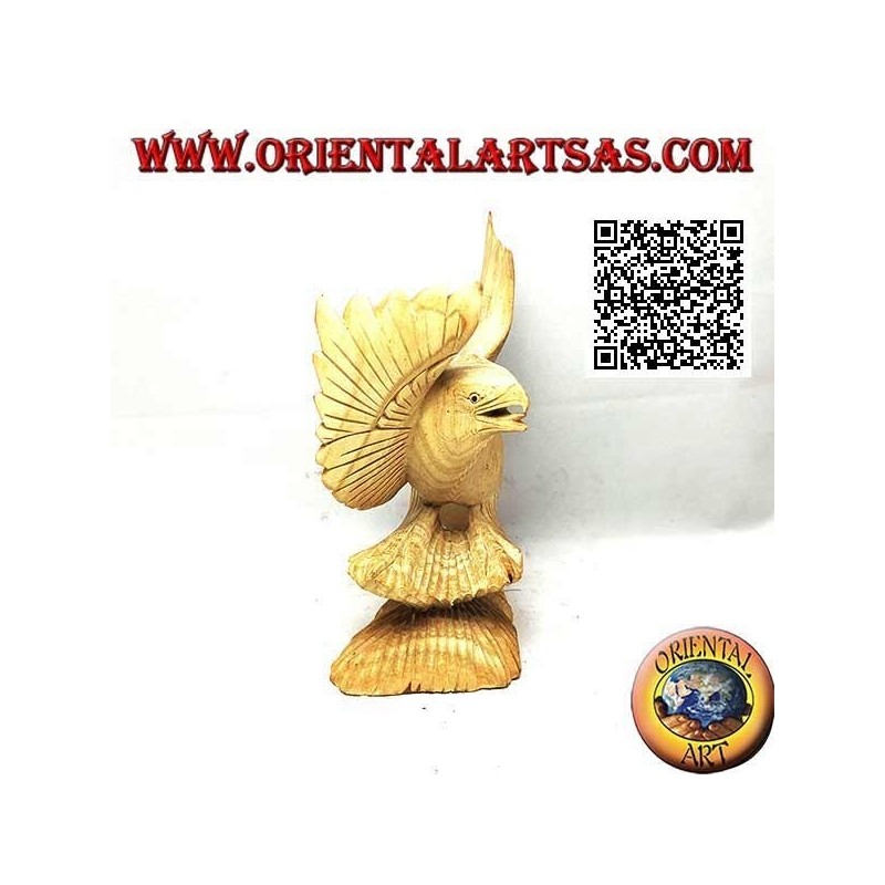 Escultura de un águila con patas y alas desplegadas en madera de hibisco de 15 cm.